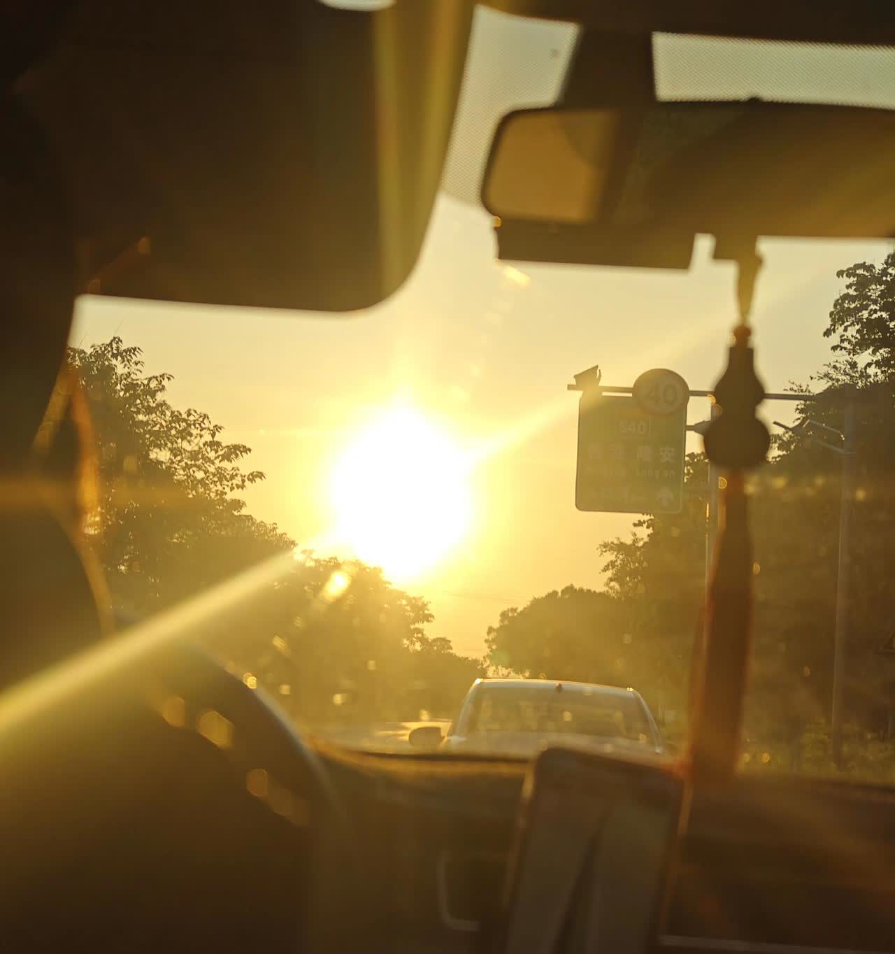 表面闺蜜，冒名顶替
浙江嘉兴一女子，将 6 岁儿子托给闺蜜照看，对方竟偷偷带儿