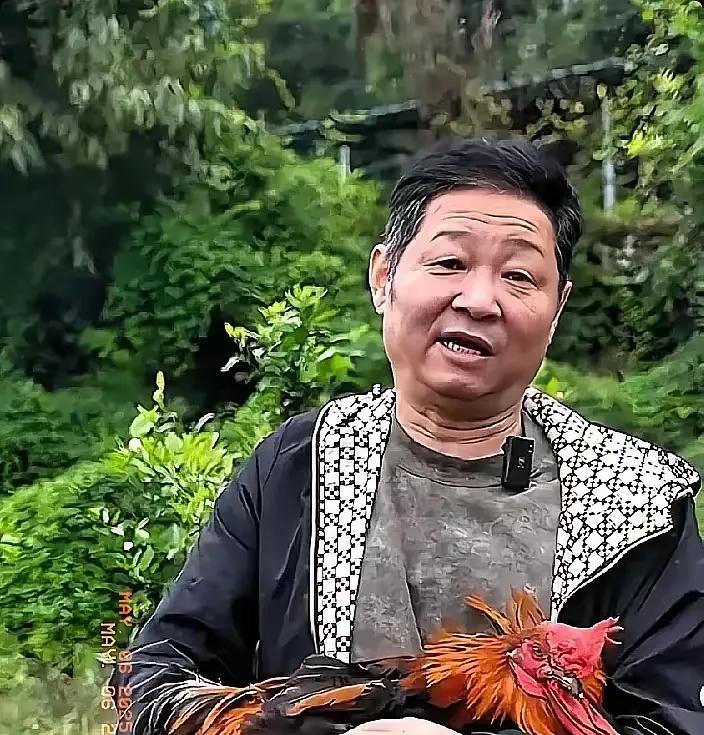 胖东来被碰瓷，赵亮道歉这事儿挺值得说道说道。胖都来这名字就很有蹭热度的嫌疑，和胖
