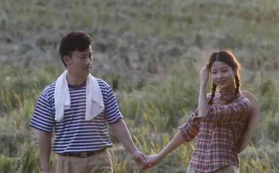 1972年，21岁的知青李文忠，救起一名11岁的落水女孩，当女孩醒来睁开眼睛看到