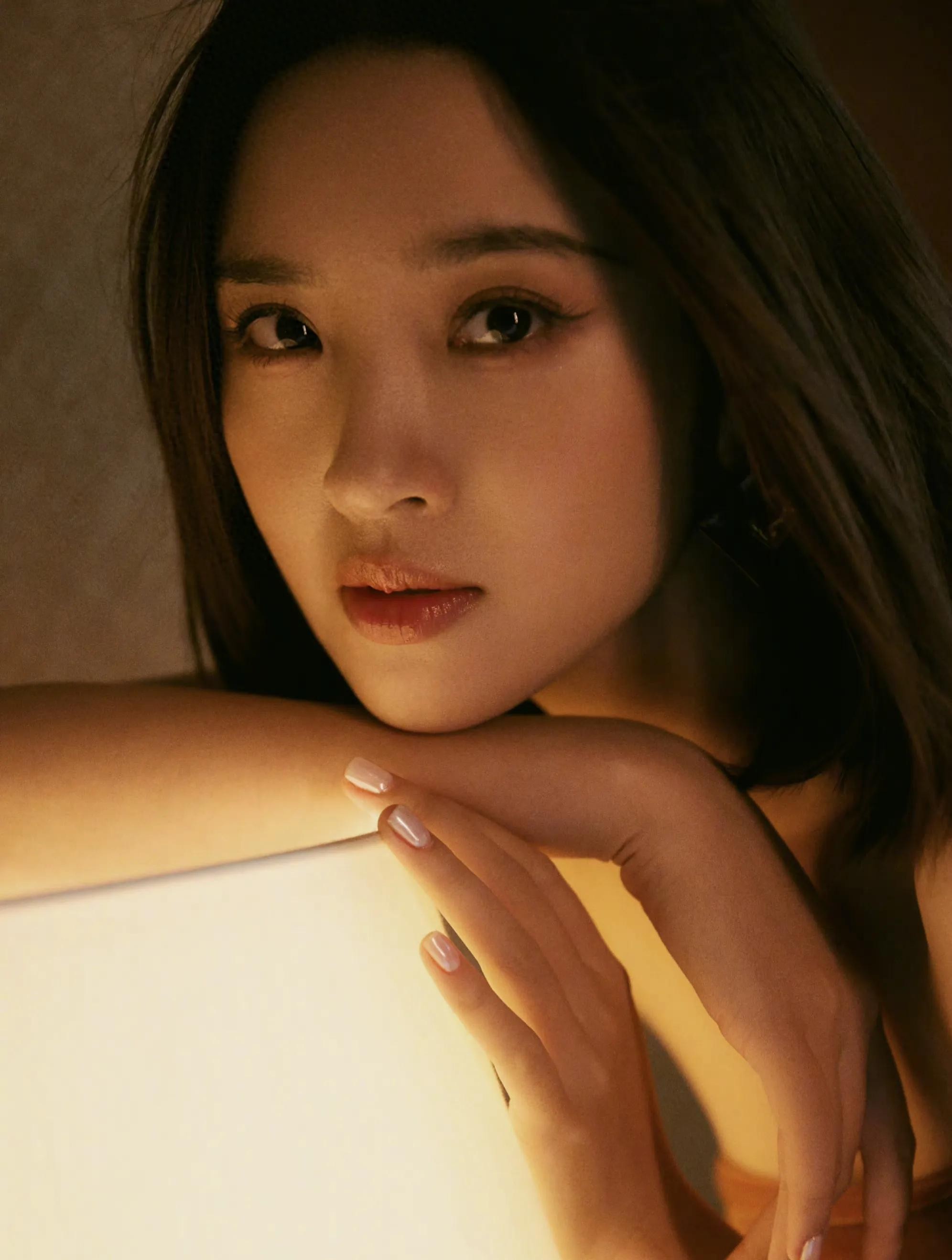 女明星唐艺昕写真合集：眉目如画、亭亭玉立
