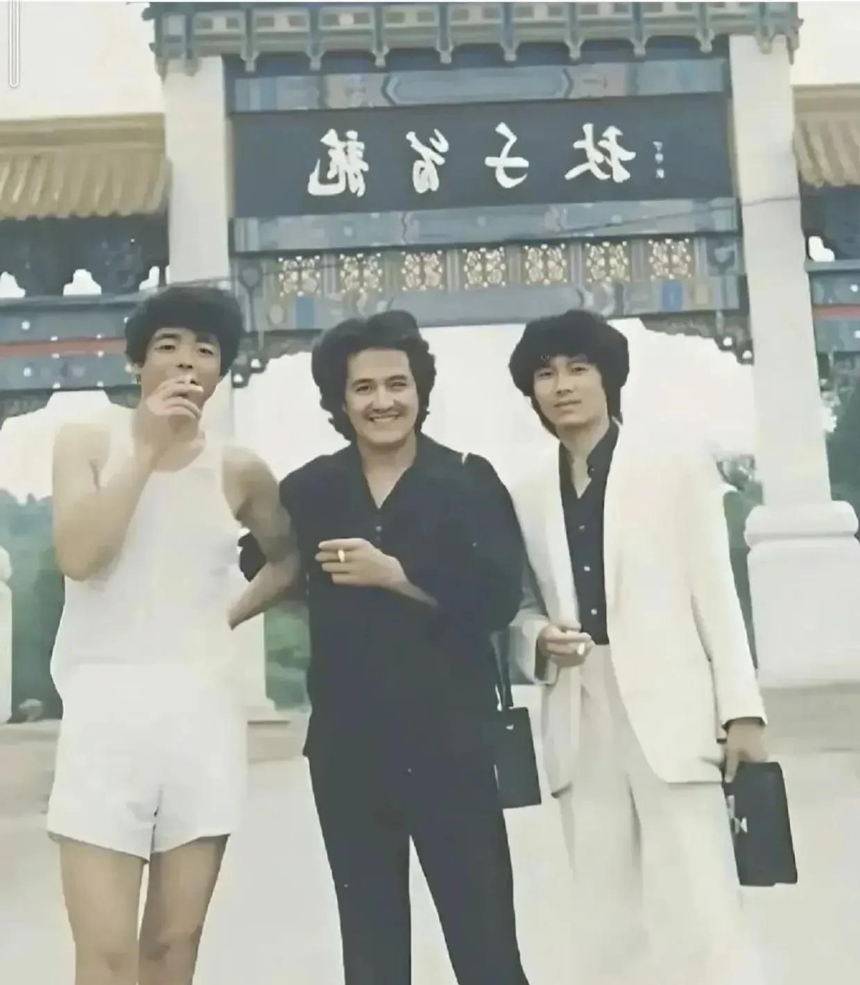 瞧，这位二人转国家非物质文化遗产传承人，年轻时这长发，好酷！这是谁，你一定认得出