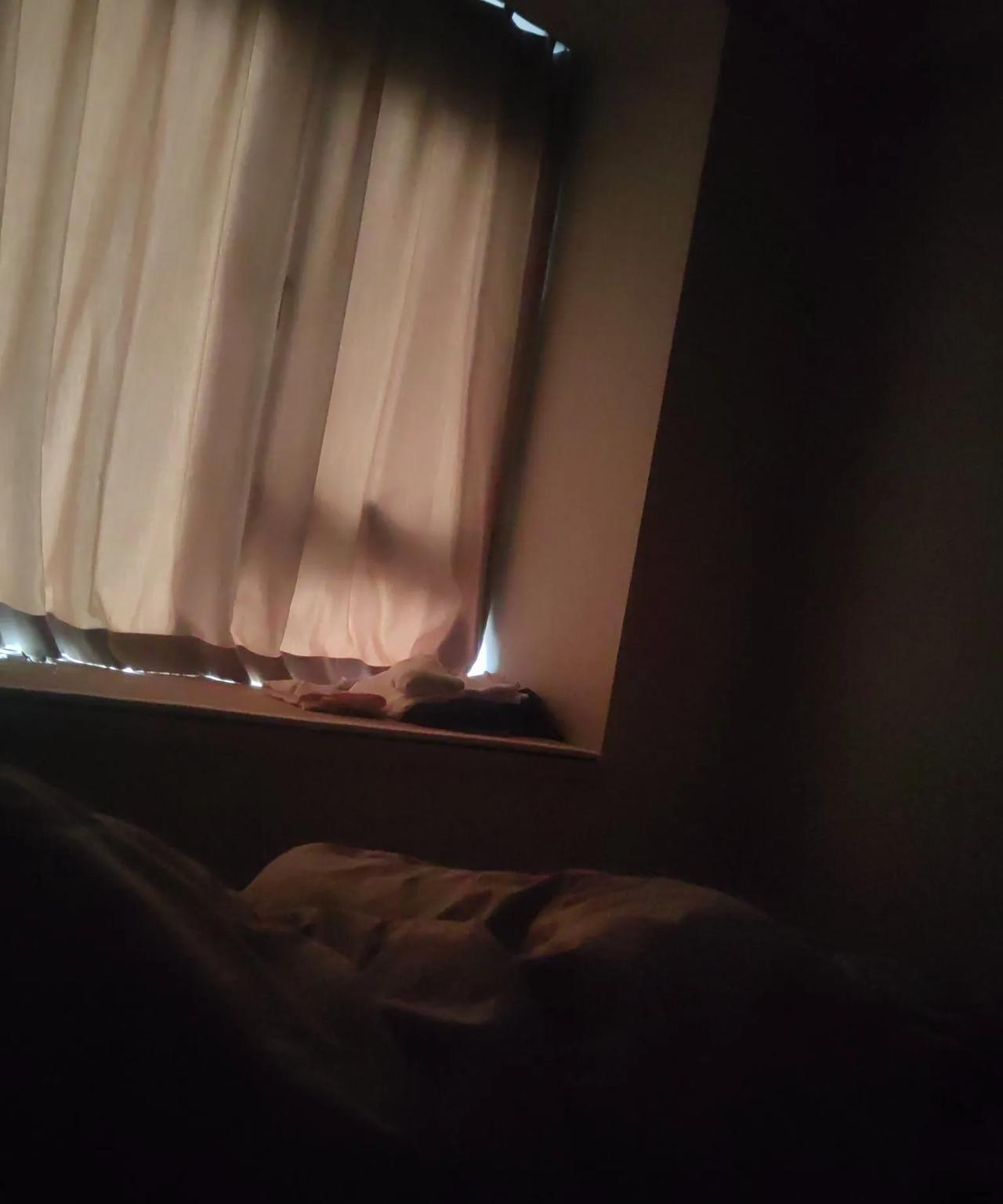 人生的结尾就像开盲盒，清晨五点，醒了，又活一天
庆幸自己又能睁开眼睛，身体无恙的