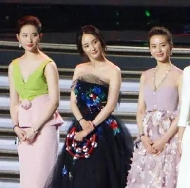 刘亦菲主C杨幂宋佳副C#刘亦菲杨幂# #刘亦菲红毯生图# #刘亦菲高定首穿# 