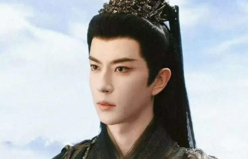 真是“不查不知道，一查吓一跳”。
原来男演员于朦胧当年被雪藏，
并非因为长相不好