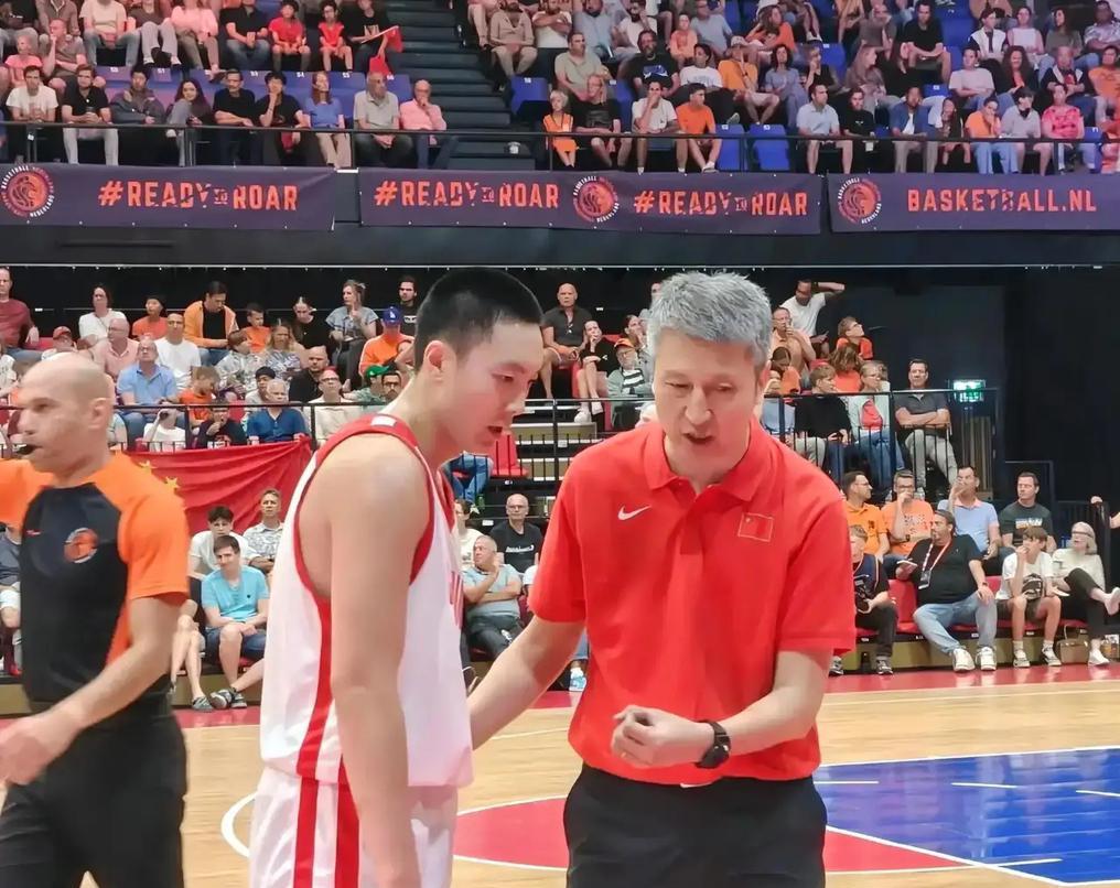 别再纠结后卫了，真正的答案藏在中锋身上。
他一个人的传球，能盘活全队的进攻。
站