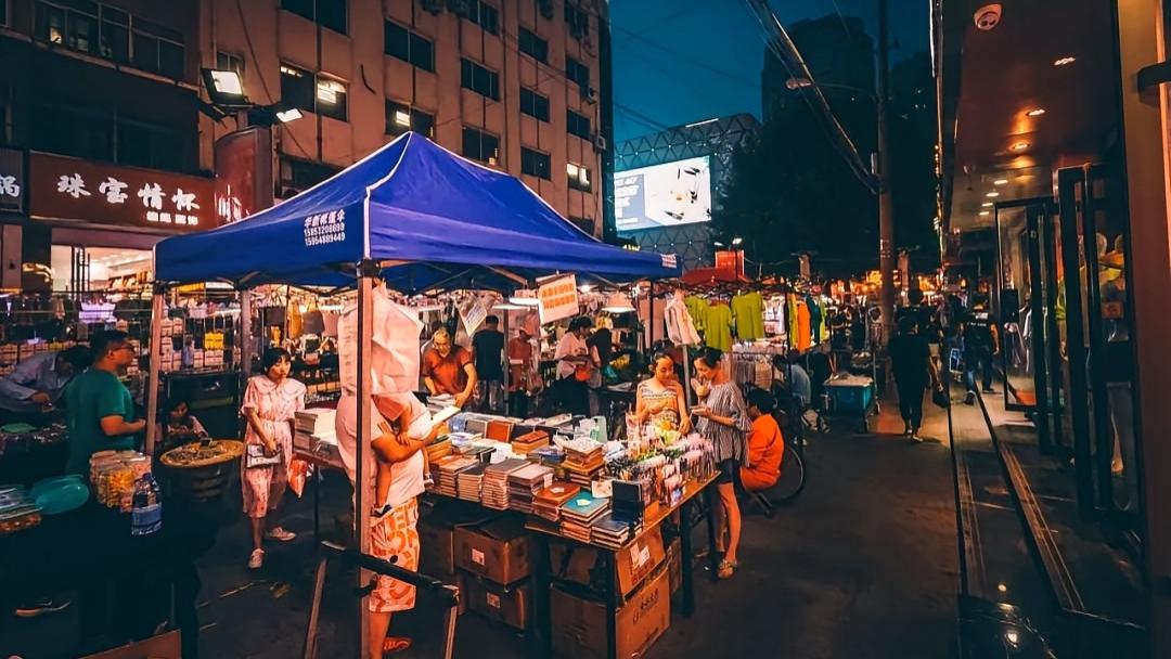 夫妻档小吃摊：从负债到年入百万的逆袭之路