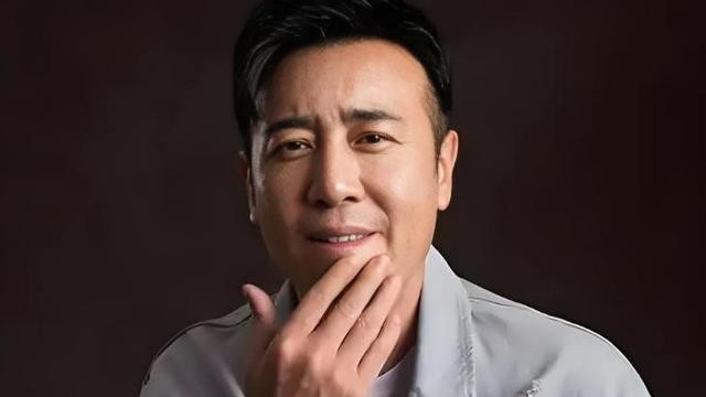 下嫁3岁丧父的穷小子，为他8个哥哥姐姐买房，如今丈夫红透半边天