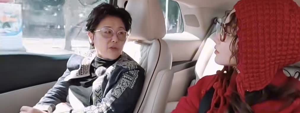 吃了这么久的瓜，终于吃到了黄圣依妈妈邓传理的瓜。

黄圣依妈妈讲起自己的恋爱