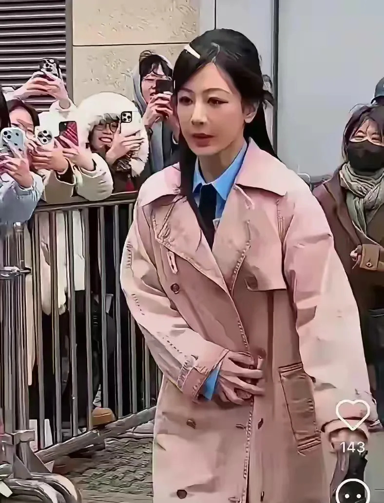 杨紫缺乏自信导致不断变脸











天哪！杨紫的脸怎么又变了？她总是