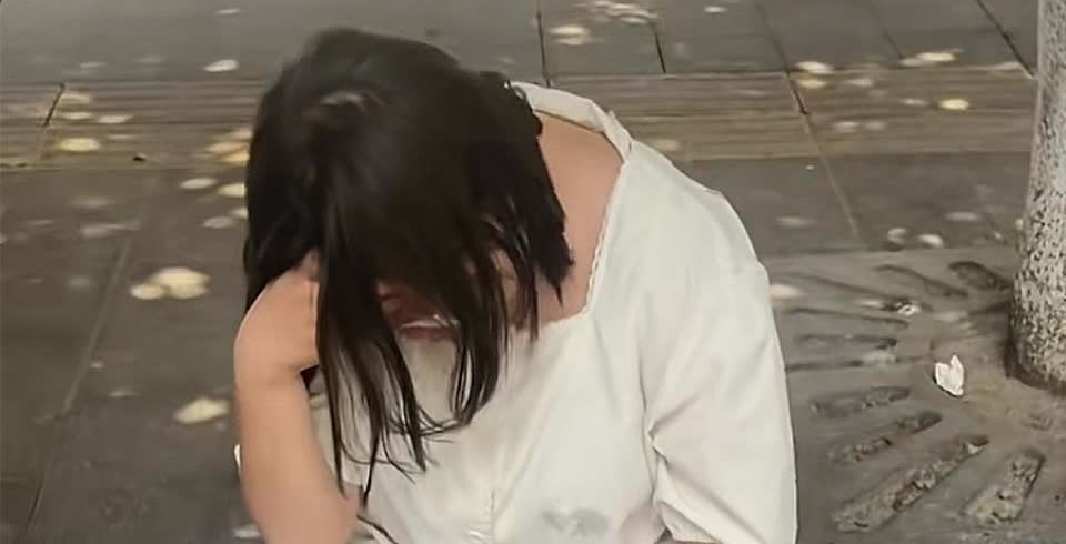 屋里着火也赖物业？女子做饭时忘记关火，家里烧得就剩两把凳子