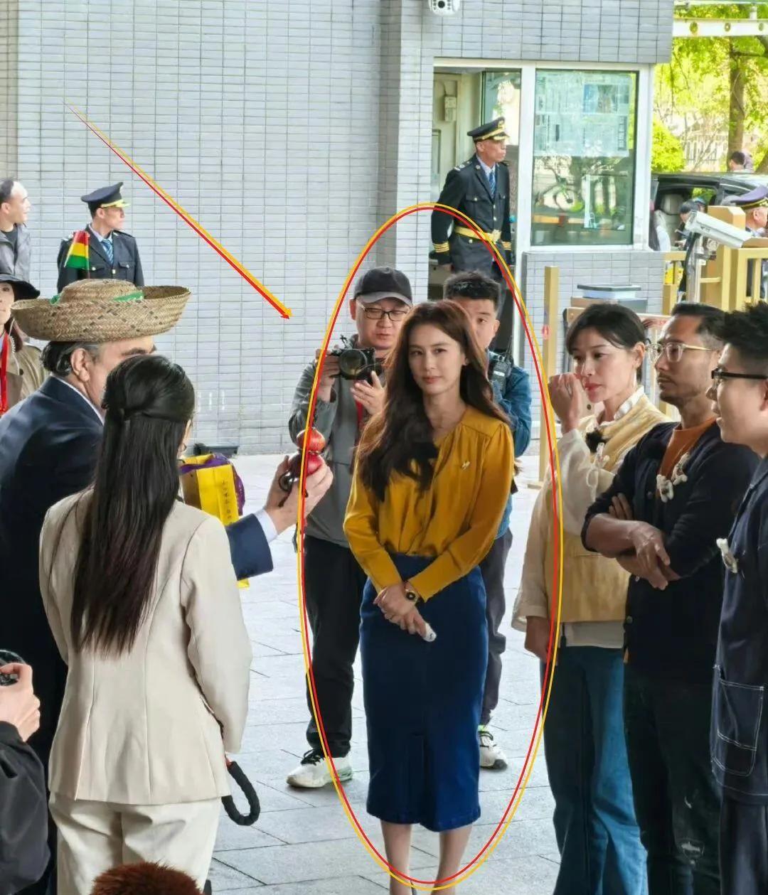 路人镜头下的黄圣依也太绝了吧！
生图里皮肤白到反光，
身材高挑又纤瘦，不愧是老天