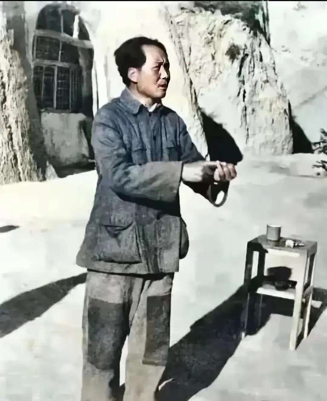 红军长征抵达延安后不久，毛主席虽身着褴褛衣衫，却尽显雄才大略。在极度困苦中，指挥