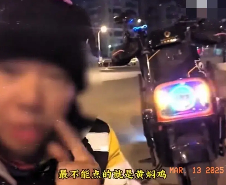 近日山东济南，一26岁外卖小哥在一家黄焖鸡店取餐过程中，发现了一个惊人的事情，员