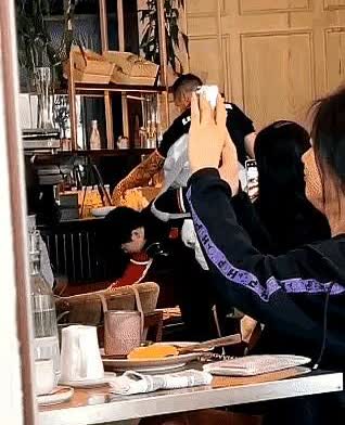 一个是人前一个是人后，

莎头的关系处成啥样了？

候场时俩人挨着坐得那