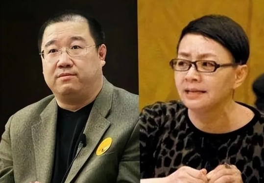 北京那套上千万的别墅，宋丹丹直接公证给孙子，英达想从这儿沾点好处，根本没门。
