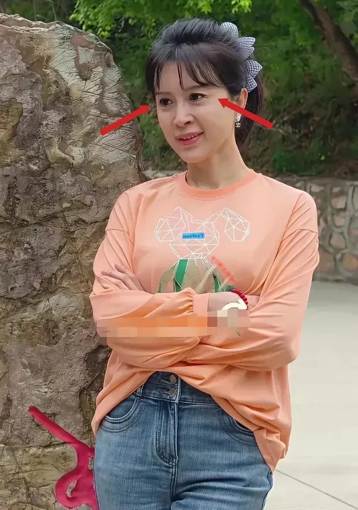 有一种强烈的感觉，
50岁的金巧巧真的老了，
不是身材原因，也不是打扮原因，而是