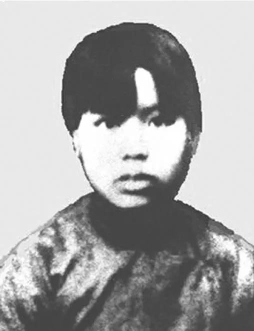 1941年，在陕北延安的毛主席突然收到了一封来自家乡的信，族人要重新修订毛家族谱