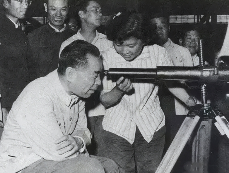 60年代，周总理在兵工厂视察的一张照片，总理十分有趣！

一张拍摄于 1962 