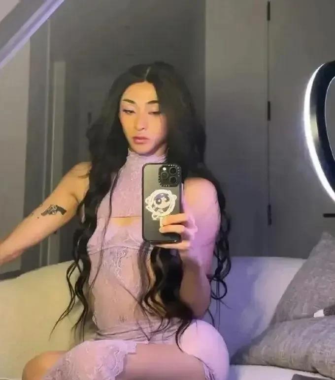 大家能认出来这位是男是女吗？反正第一眼我是无法判断，雌雄难辨，化妆技术高超。
原