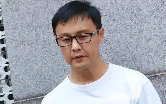 港媒报道，因国安罪名被悬红通缉的加拿大籍艺人郑敬基，其在港表妹及表妹夫29日早受