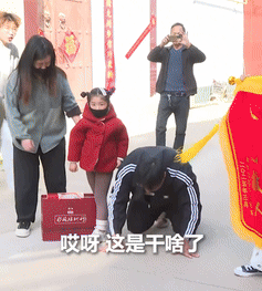 黄河生死营救后续：被救女童全家登门跪谢，英雄妻子一句话让人破防