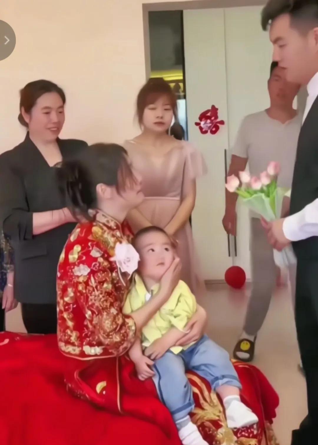 我舅舅娶了个二婚带女儿的女人，养她女儿到大学毕业，如今人财两空。



事情是这