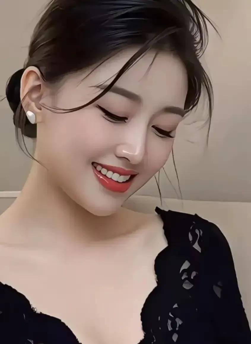《随笔》
肌肤娇嫩笑甜蜜，
五官精致美耐看。
明眸皓齿添百媚，
倩影迷人又温馨。