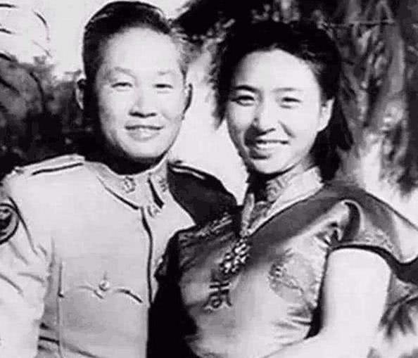 1951年，孙立人睡梦中惊醒，搂着妻子，却发现触感陌生，惊呼：“怎么是你？！”