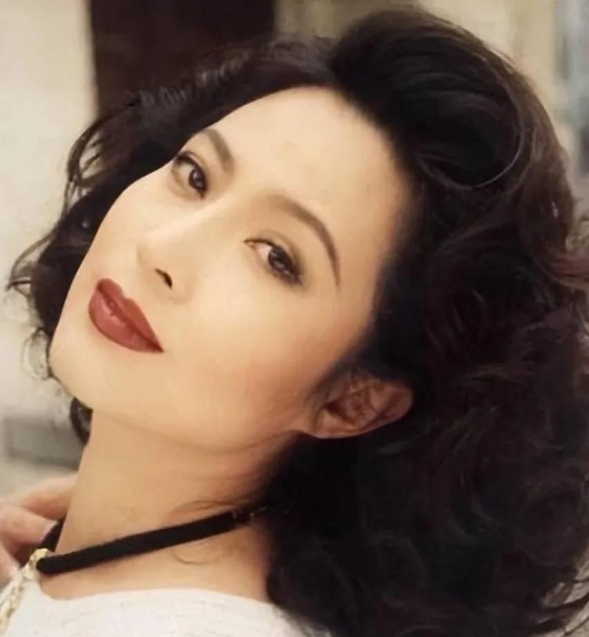 老戏骨傅丽莉当年不知道是多少人的女神，
那个英姿飒爽的郑亚茹指导员，曾经那个英姿