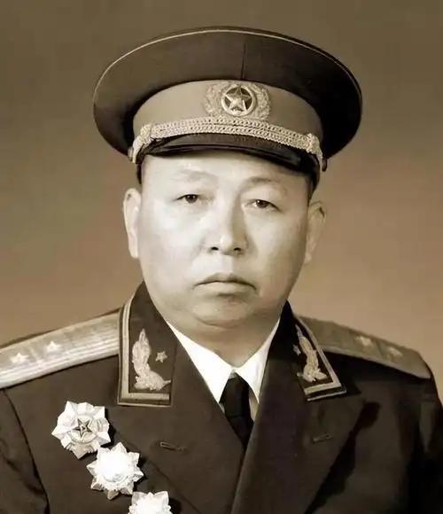 74年李先念找李德生谈话：我级别比你低，要你辞职是毛主席的意思
当李德生打开纸条