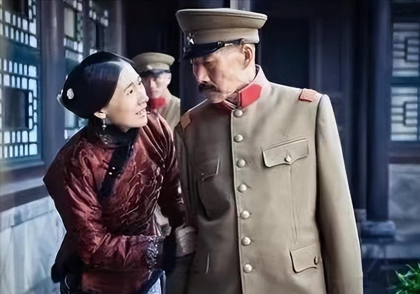 1923年，张作霖去听戏，班主带来一位18岁的姑娘，张作霖只瞧了一眼便想让她走。