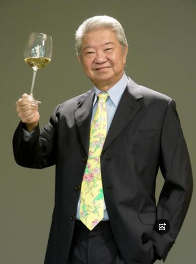 [微风]1993年，黄家驹在日本摔伤去世，蔡澜前往为他操办葬礼，记者问蔡澜:“你