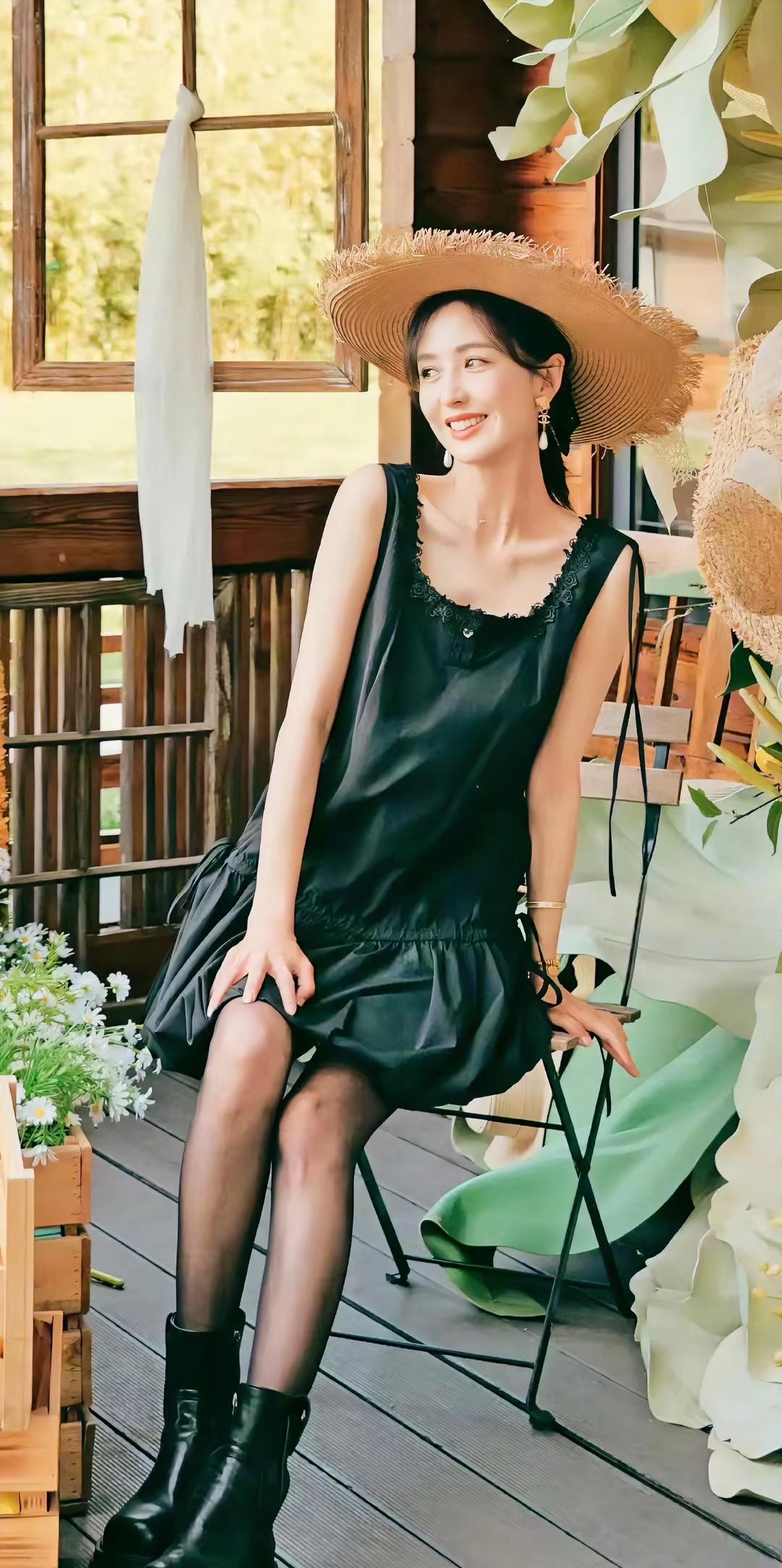 佟丽娅，165cm，这身打扮很美，却被脚上的棉鞋影响了画面，感觉太捂脚了，你们看