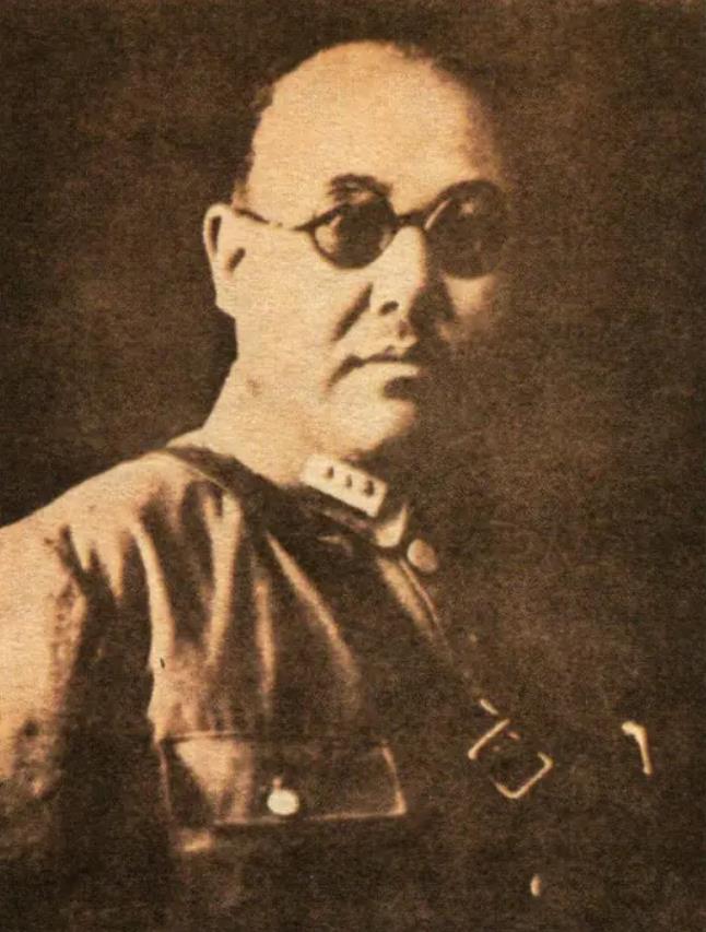 1953年冬天，洛杉矶机场出现了一个瘸着腿的老人，他身边拉着几个大箱子，脸色灰白