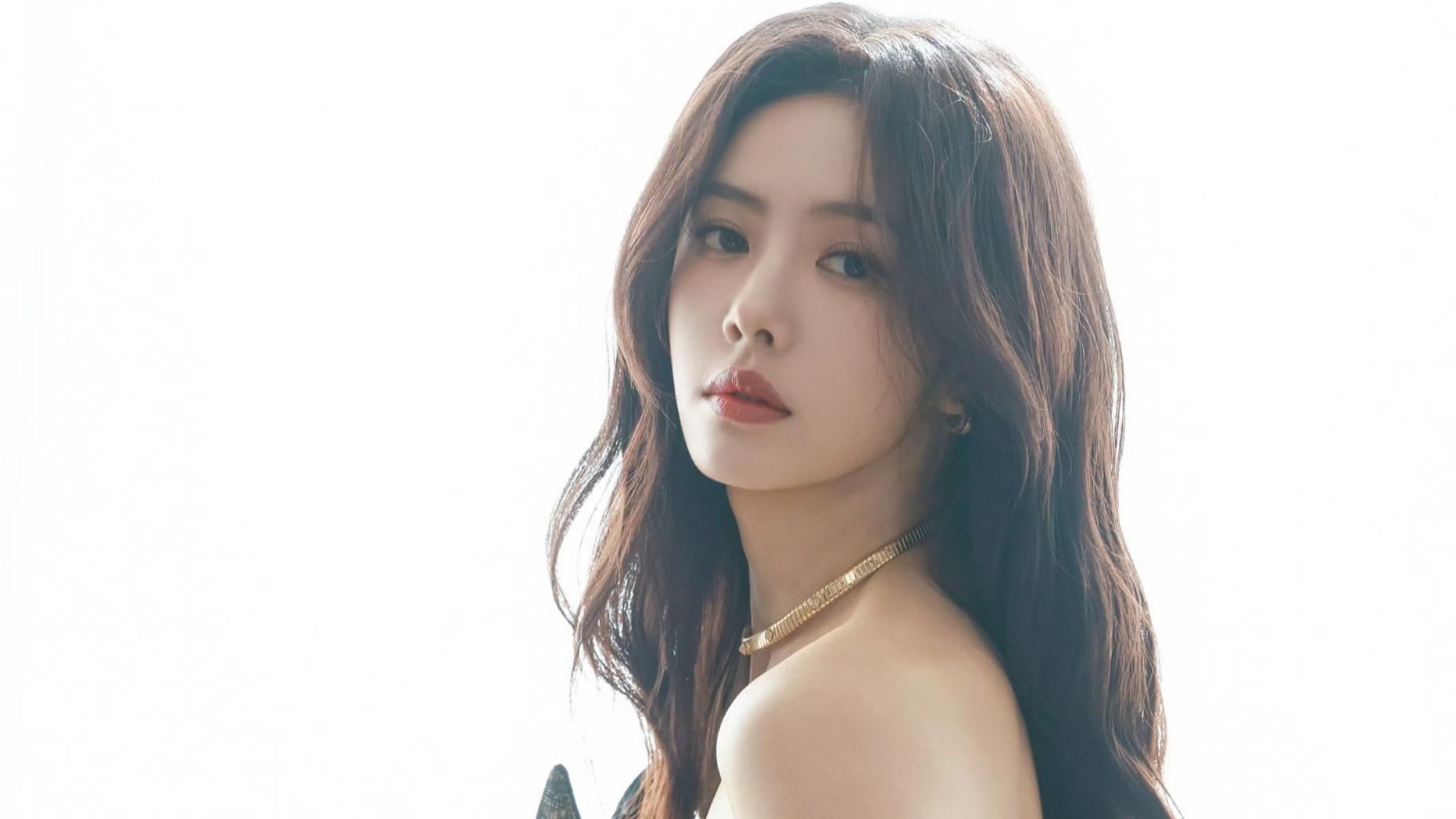 时尚女王蔡文静惊艳亮相！深V礼服完美曲线，她的魅力为何如此持久？