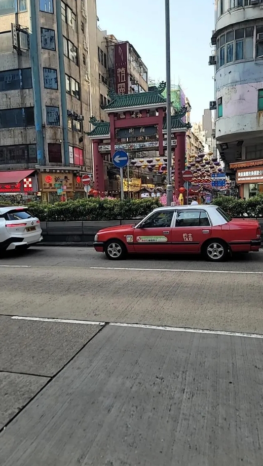 在香港运营了30多年的丰田皇冠终于要被换掉了。考虑到环保的需求，这些旧的出租车将