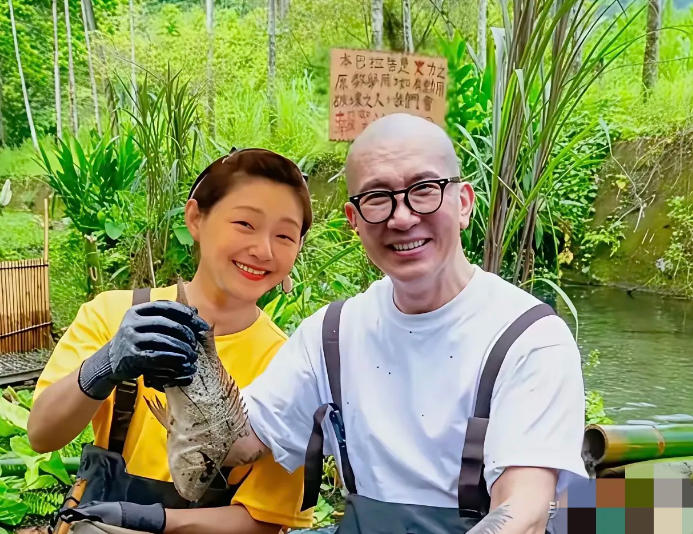 大S和具俊晔的这张照片我是第一次见！

一幅江南美景，小桥流水的感觉，他们俩好似