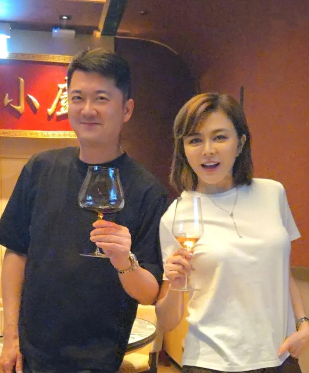 不愧为“香江第一美人”，这颜值就是抗打，感觉比李嘉欣还耐老。
关之琳和好友KTV