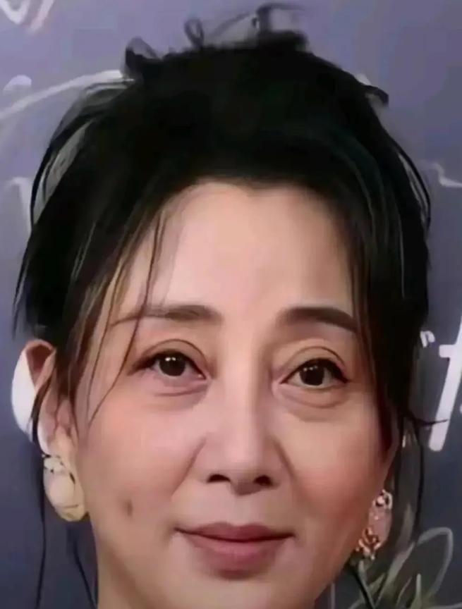 老了的殷桃和年轻时的殷桃对比，看看改变大吗。