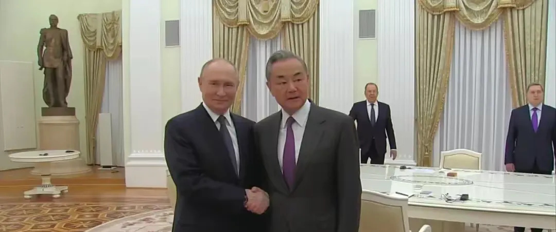 普京热情接待中国外长











普京和中国外长王毅见面了！普京对王毅