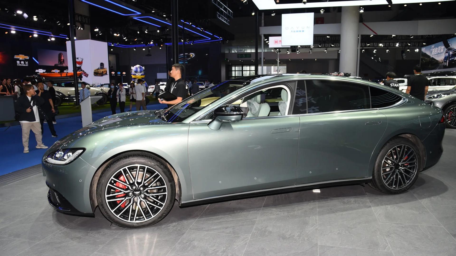 这高端D级车顶不住了，从32.98万跌至13.98万，比小米SU7上档次