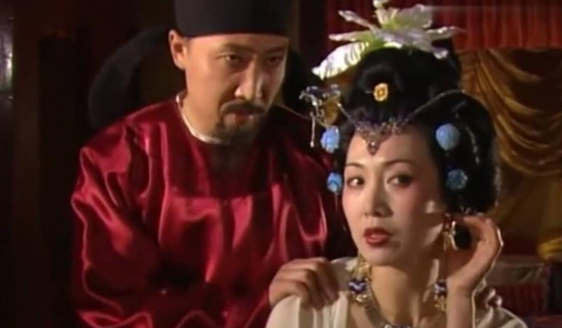 710年夜，韦皇后正在睡觉，25岁的李隆基突然闯入，韦皇后怒道：“大胆逆子！” 