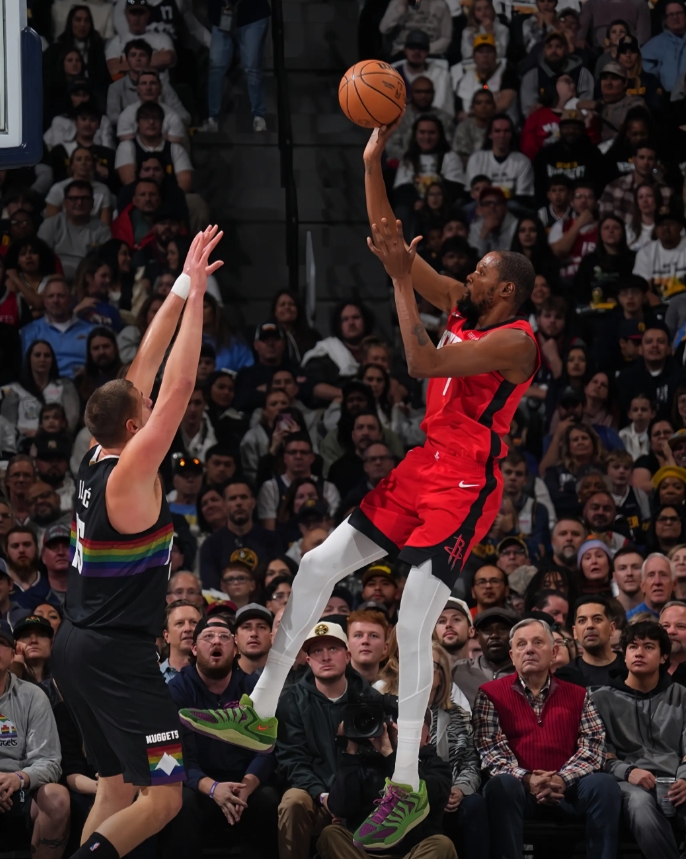 过了杜兰特2年窗口期 基本就可以躺平了
近两年是争冠的最好时机。
内部因素：
其