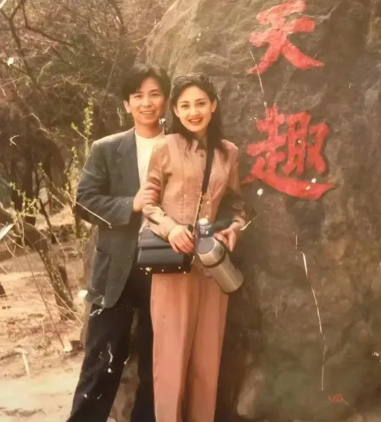 照片里的这位女士，早已经是家喻户晓的演员，你们知道她是谁吗？
