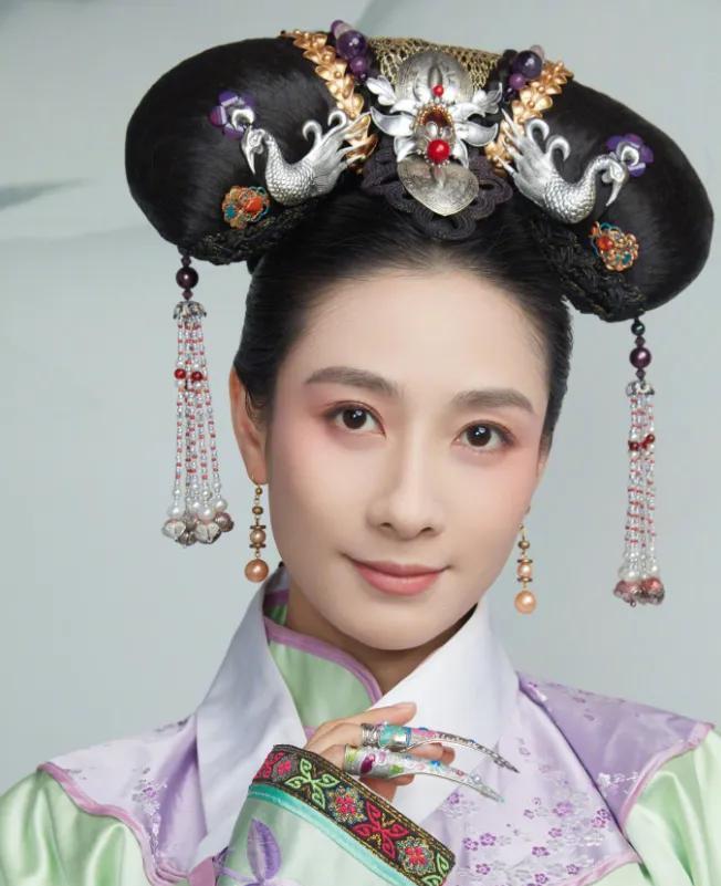 一位不知情的阿姨问陶昕然：“你对象是干什么的？”陶昕然错愕了一下：“我单身。”陈