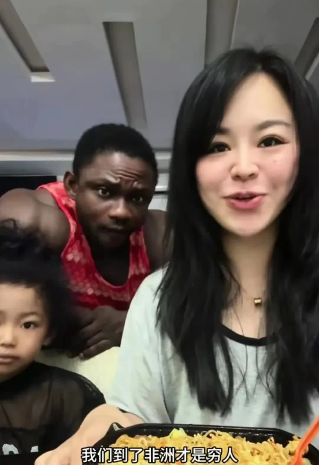浙江女子林晓雅（化名）远嫁加纳丈夫后首次探访非洲的经历，尤其是“50元炒泡面”引