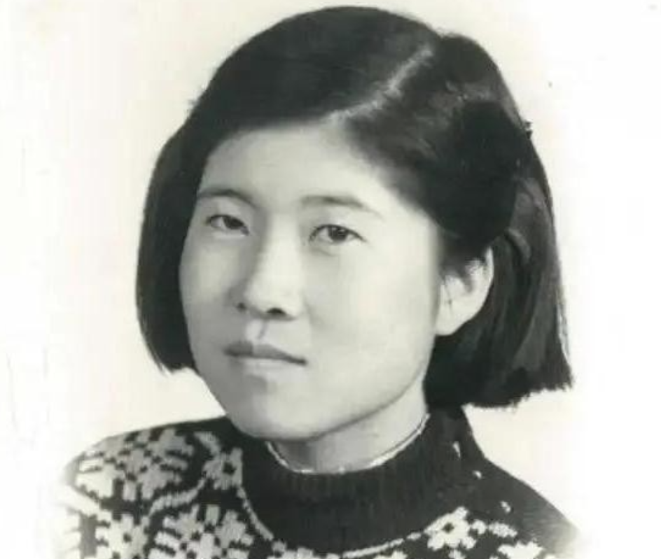 1958年，杨虎城的五女儿杨拯陆正在准备与未婚夫举办婚礼，可是几天后，人们却在冰