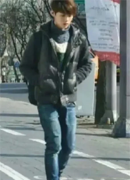 据说，这是鹿晗被星探发现之前的状态。如果我是星探，我也找他