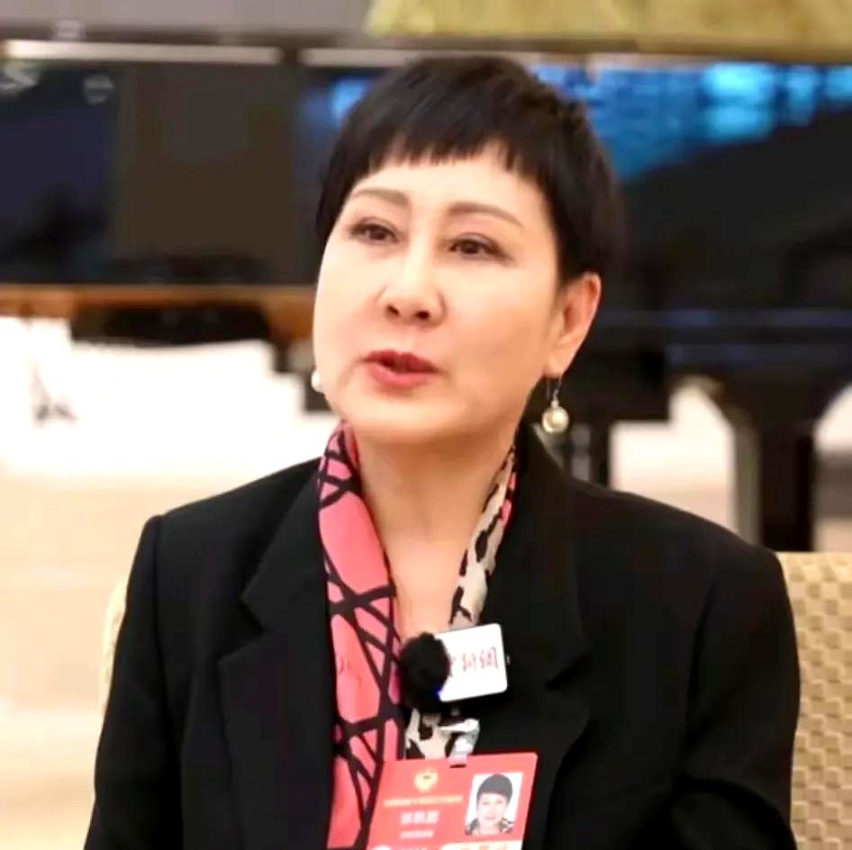 张凯丽怒批大曲线伪独立











张凯丽最近的发言真是让人大开眼界！