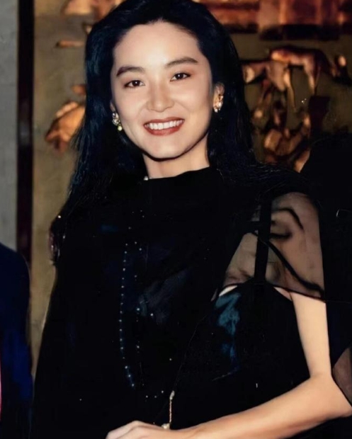 那年，林青霞准备嫁给邢李源，秦汉不断求琼瑶：“您帮我劝劝她…”话还没说完，就被琼